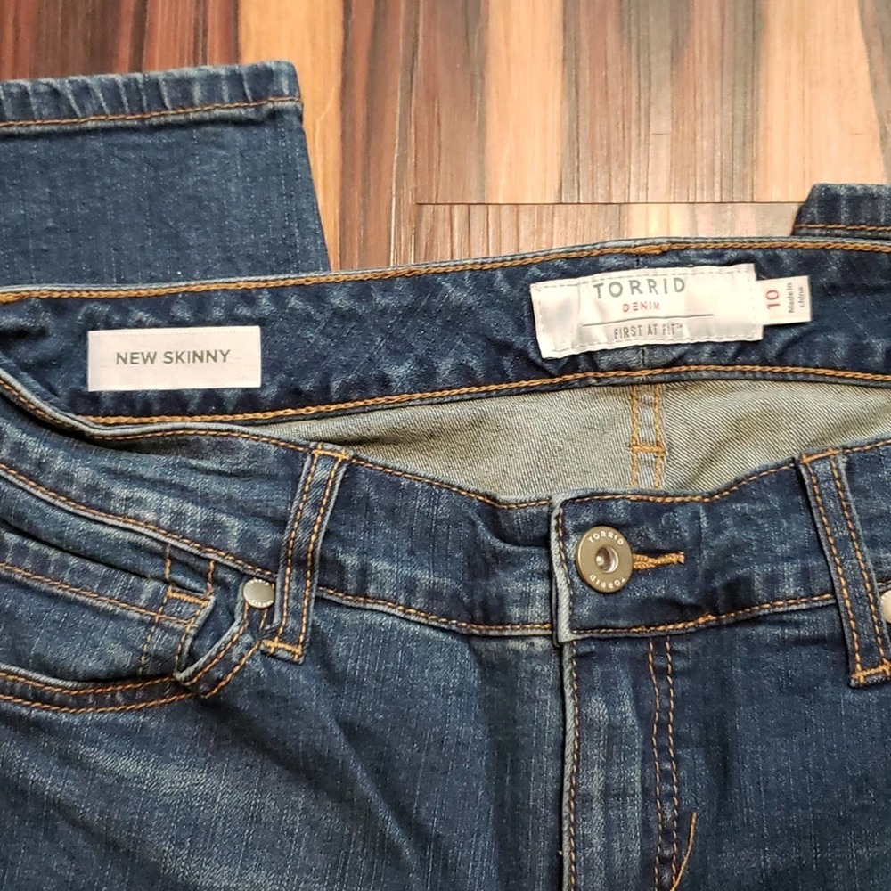 Torrid Medium Wash Skinny Jeans Size 10 - Picture 3 of 3